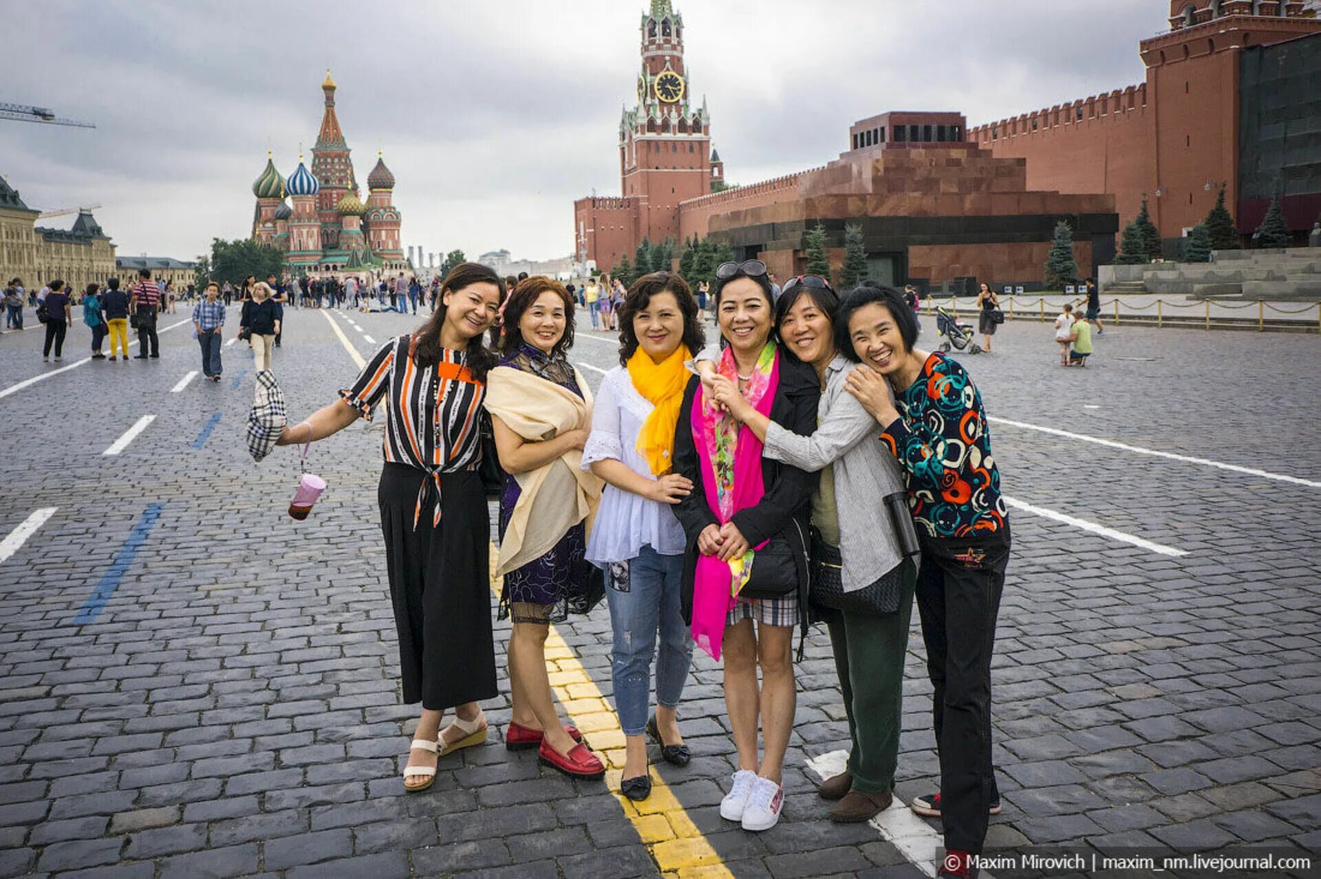 Туристы из Китая в Москве. Джеки Чан на красной площади. Иностранные туристы в Москве. Туристы на красной площади.