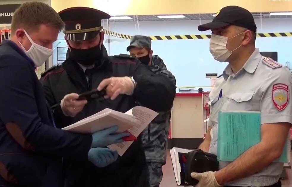 Штраф магазинам. Штрафы за работу на кассовом аппарате. Штрафы за не применение ккт в торговле. Продавец в маске. Штраф магазинам.