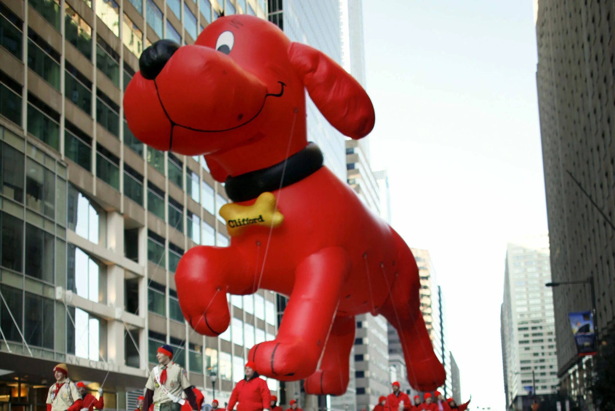 Большой красный клиффорд. Красный пёс Клиффорд. Clifford the big Red Dog 2021.
