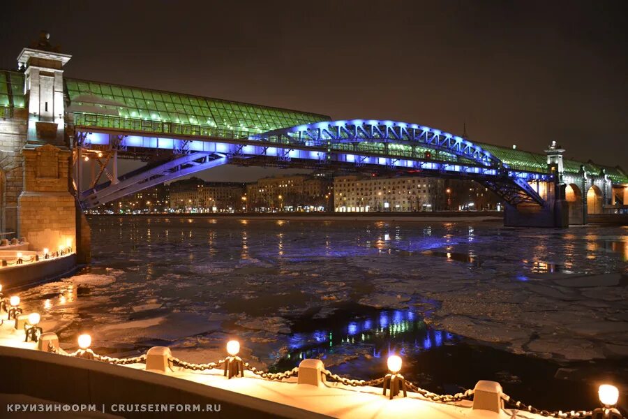 Пешеходные мосты в москве. Андреевский пешеходный мост парк Горького. Пушкинский Андреевский мост Москва. Фрунзенская набережная Андреевский мост. Пушкинский Андреевский пешеходный мост.