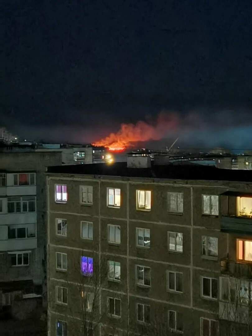 Вечер 04 04 17. Пожар в Соликамске 2023. Пожар фото. Пожар в Соликамске. Дом горит.