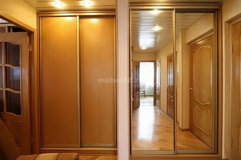 Дверь в гардеробную в коридоре. Двери в гардеробную. Встроенный шкаф в прихожую. Двери для шкафа купе в прихожую. Раздвижные двери для гардеробной.