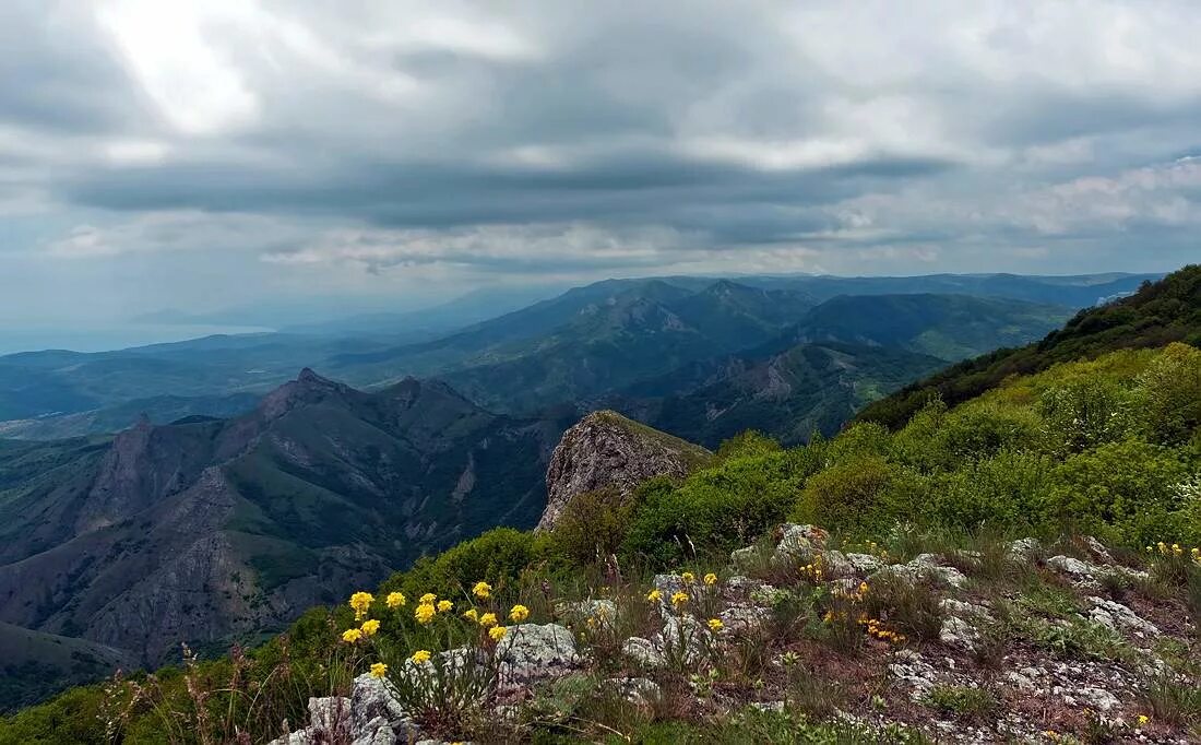 Крымский падет. Таврические горы Крым. Зеленые горы в Алуште. Крымские горы Крымск. Горы Крымского полуострова.