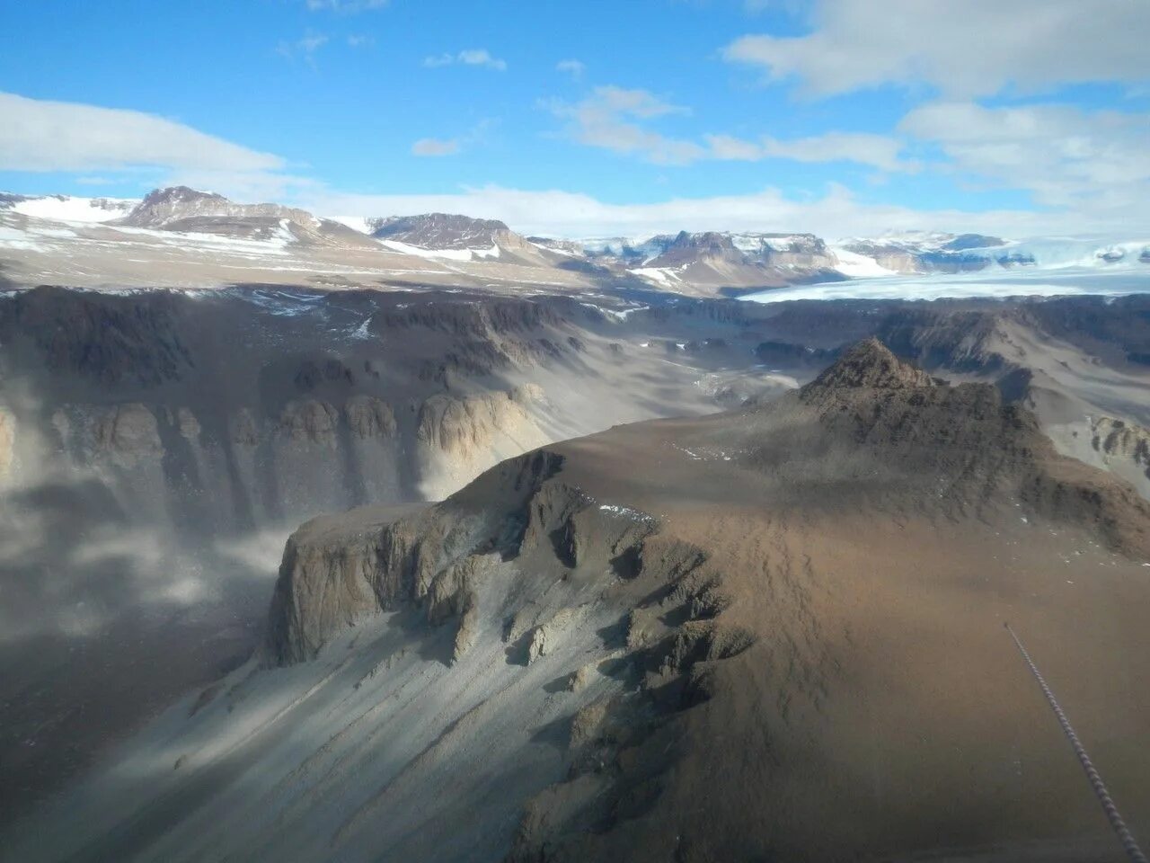 Сухие долины (dry valleys), антарктида. В некоторых местах на земле. Кратер маниитсок в гренландии. В некоторых местах на земле. В некоторых местах на земле.