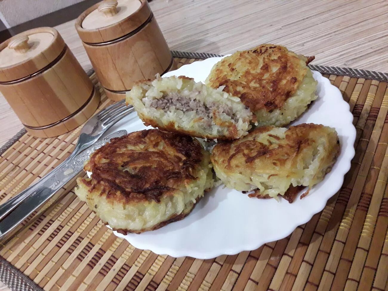 Котлеты из картошки. Зразы по литовски. Картофельные котлеты. Котлеты из картошки. Картофельные котлеты с фаршем пошаговый рецепт.