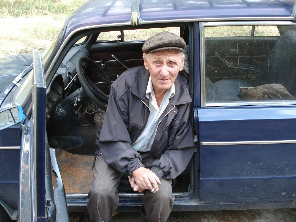 Дедушку в садик водила. Пенсионер на жигулях. Старик за рулем. Машина Деда. Пенсионер на автомобиле.