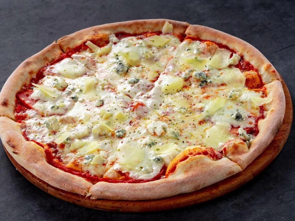 Пицца с сыром простой рецепт. Пицца с моцареллой и базиликом. Пицца с пармезаном. Пицца сырная.