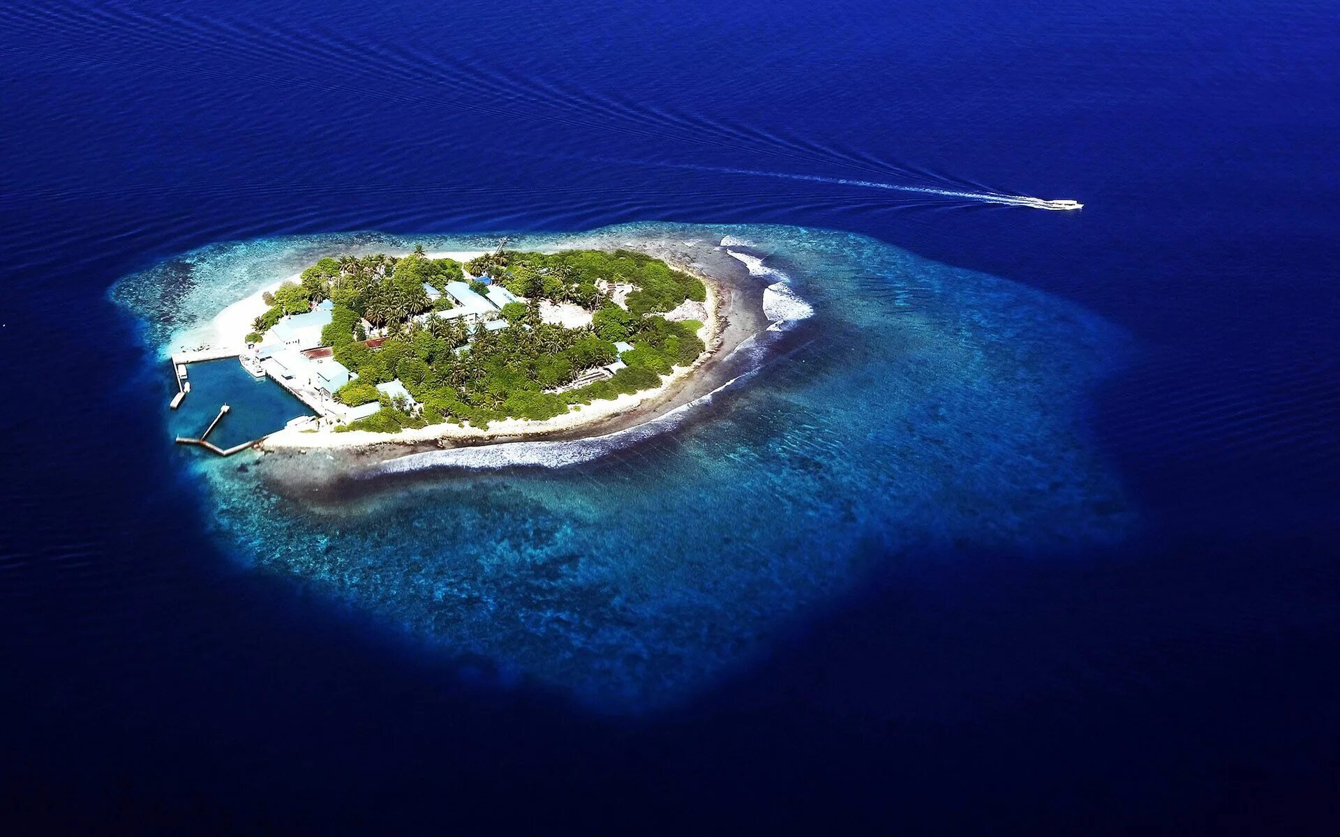 Океан и два острова. Остров Монурики Фиджи. Индийский океан Мальдивы. Флаг архипелаг Чагос. Мальдивы архипелаг.