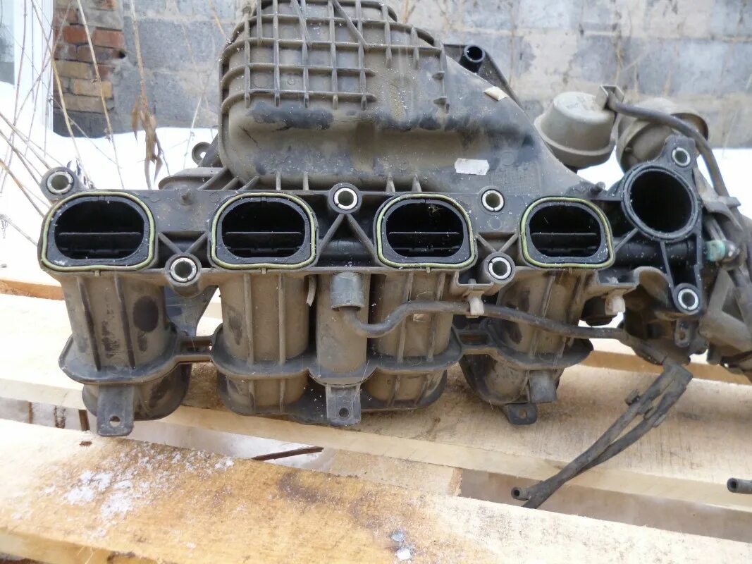 Впускной коллектор 1. 8 впускной коллектор схема. Впускной коллектор хендай санта фе 2. Заслонки впускного коллектора фольксваген туарег 4. Устройство впускного коллектора.