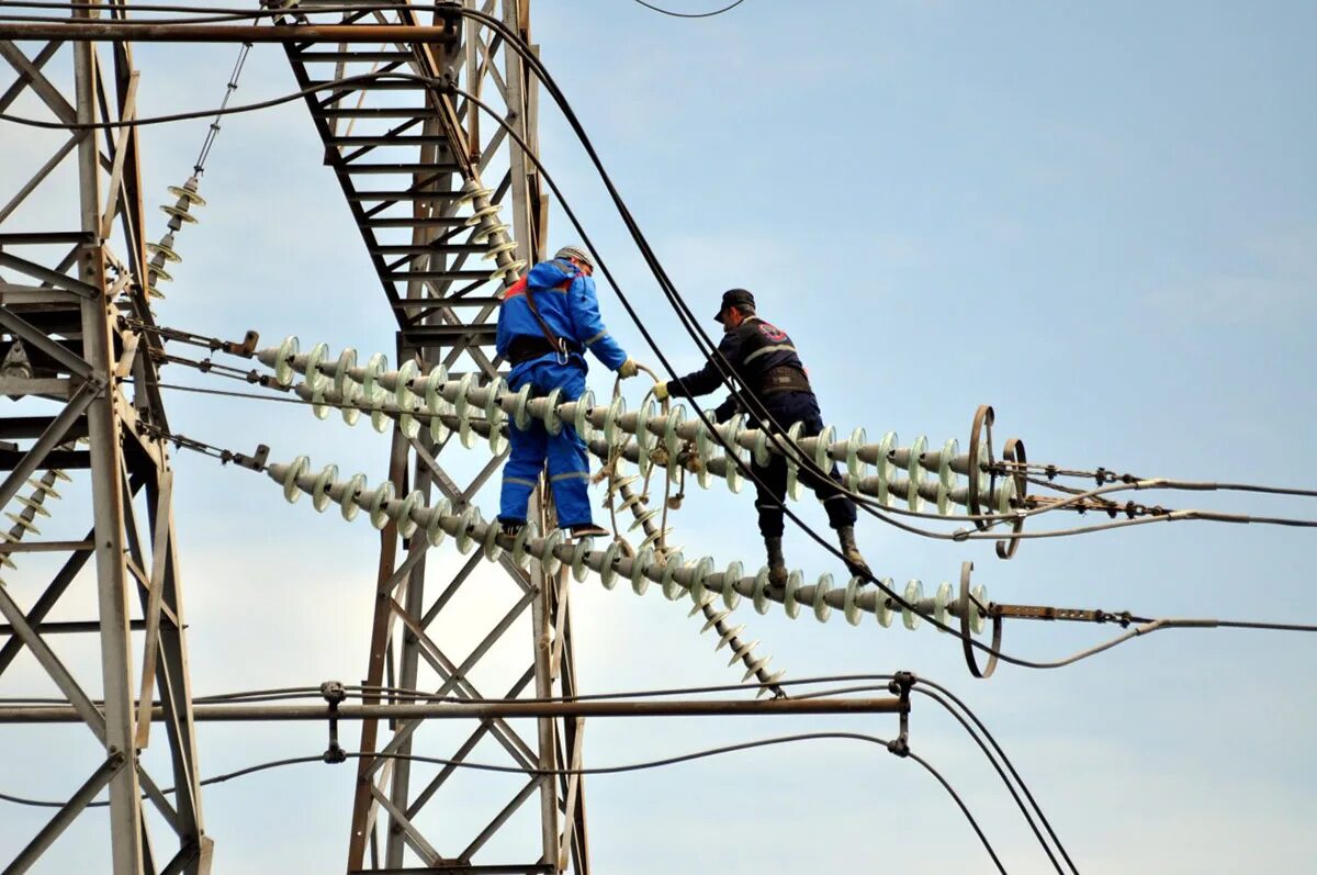 Изолятор вл 110 кв. Вл 500кв опоры ЛЭП. Натяжная гирлянда изоляторов вл 500 кв. Трапы для вл 35 110 кв. Реконструкция воздушных линий