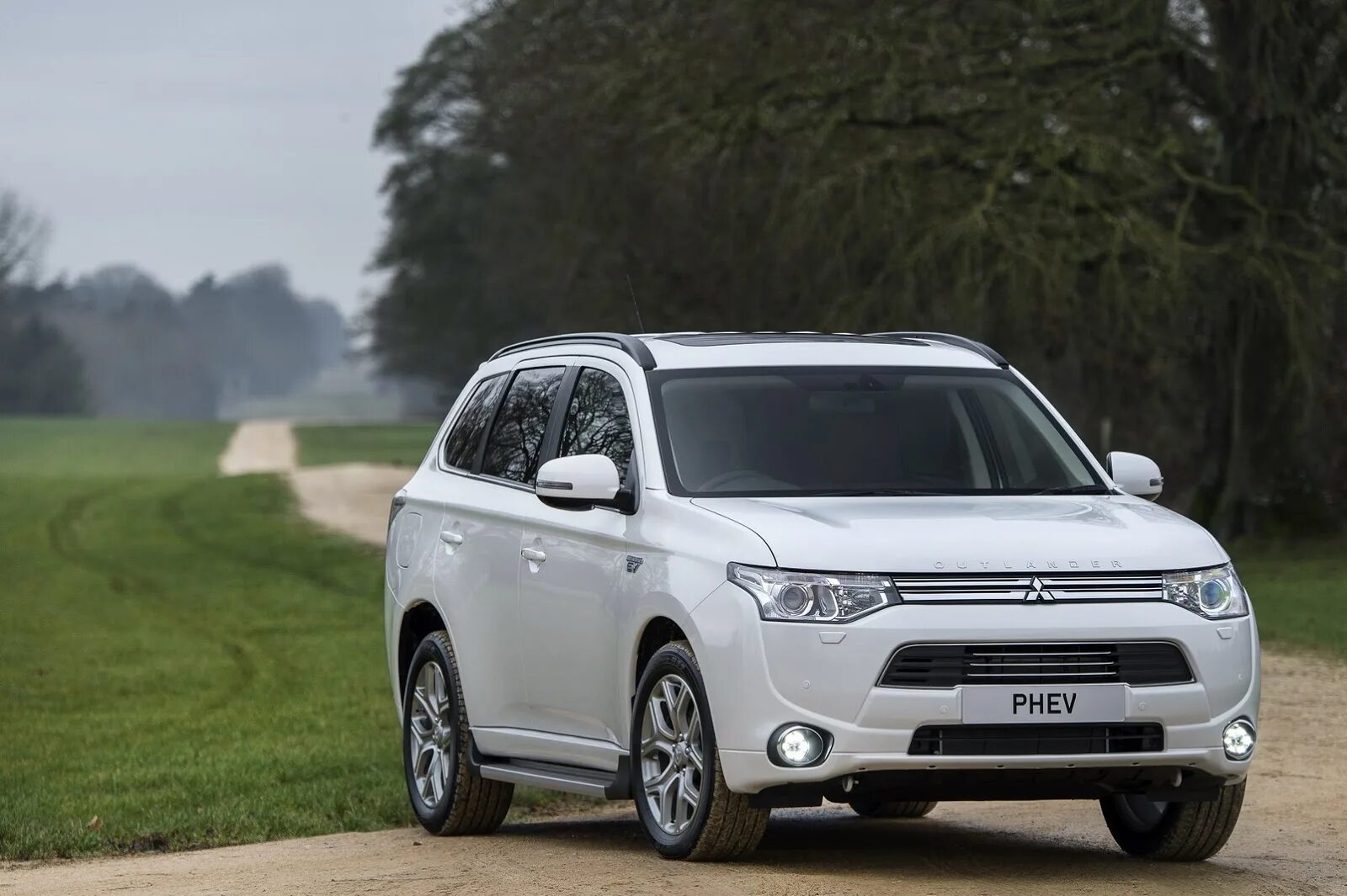 Мицубиси аутлендер 2015 год. Мицубиси Аутлендер PHEV. Mitsubishi Outlander PHEV 2015. Mitsubishi Outlander PHEV. Mitsubishi Outlander PHEV 2013.