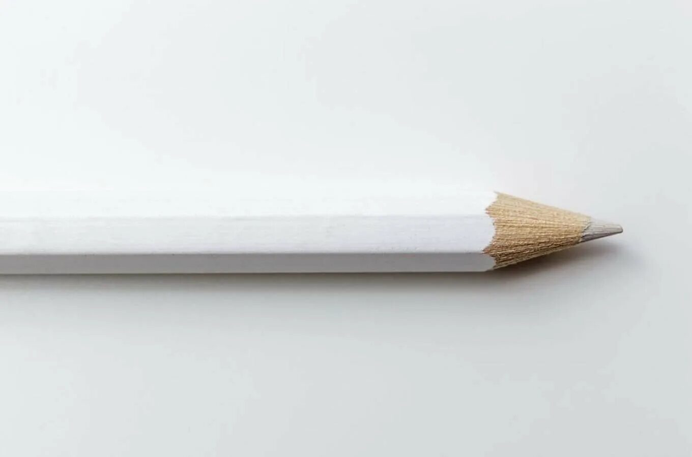 Белый карандаш художественный. Apple pen 1 поколение. Белый карандаш художественный. Покажи белый карандаш. Карандаши лежат на белом фоне.