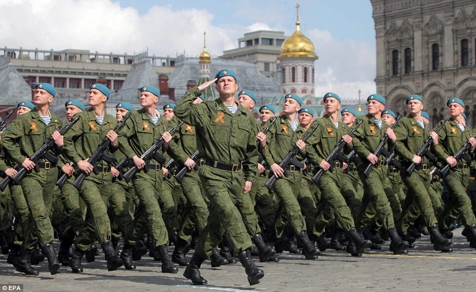 Месяц парад. Солдаты на параде. Солдат Российской армии. Строй солдат. Солдат армии России.