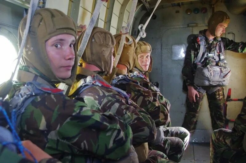 натовский десантный парашют. новосибирские курсанты прыгают с парашюта. парашют стелс 135. сколько прыжков с парашютом совершают десантники. прыжки с ил 76 вдв рязань.