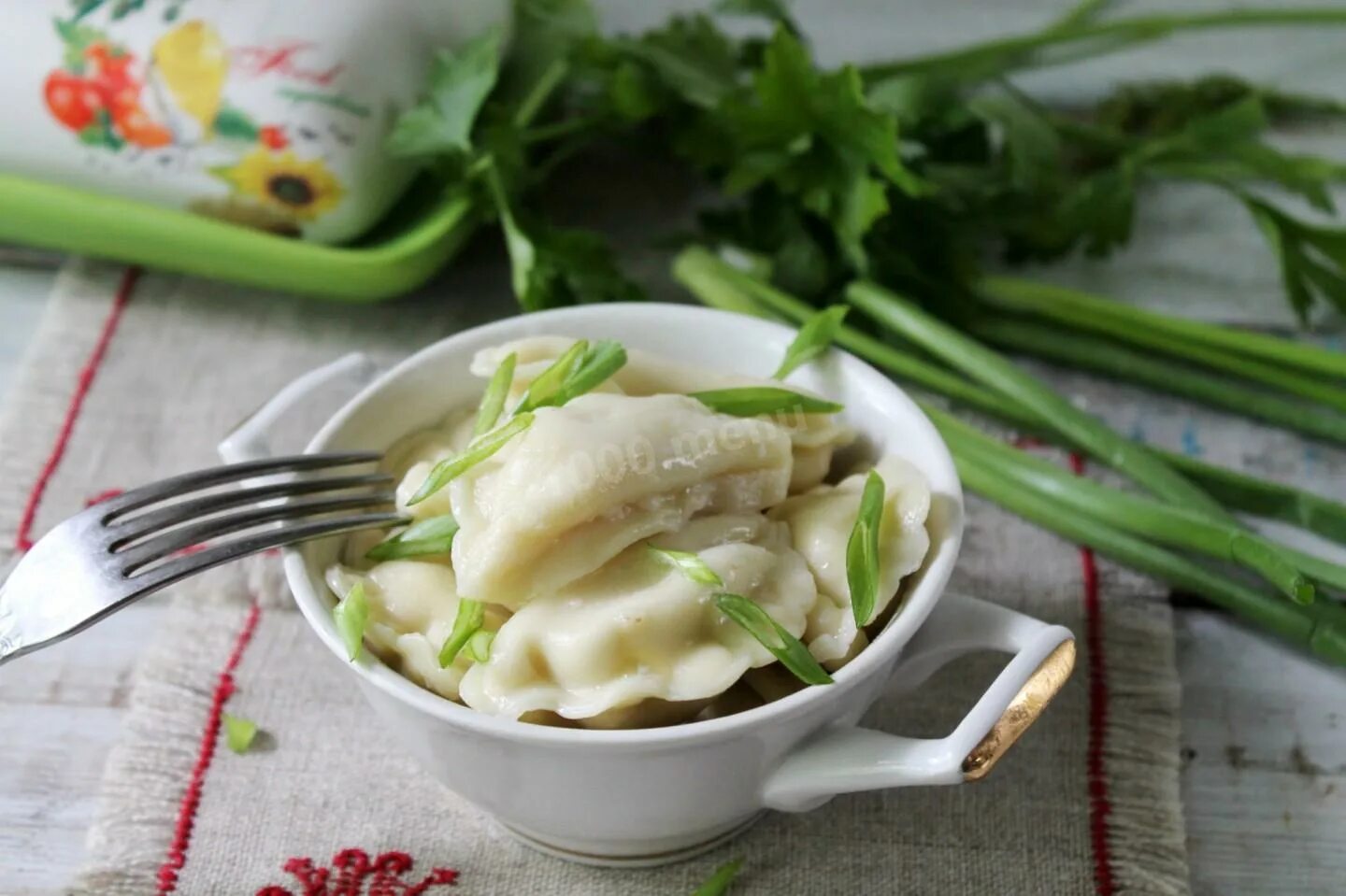 Вареники с сырой картошкой салом и луком. Вареники с картофелем и грибами. Вареники с картошкой. Пельмени с луком. Вареники с фасолью и грибами.