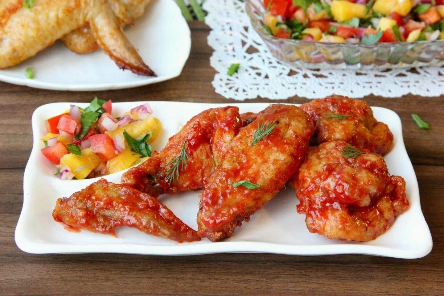 Куриные крылышки с овощами. Крылышки куриные. куриные крылышки в медовом соусе. куриные крылышки в духовке. хрустящие крылышки в духовке.