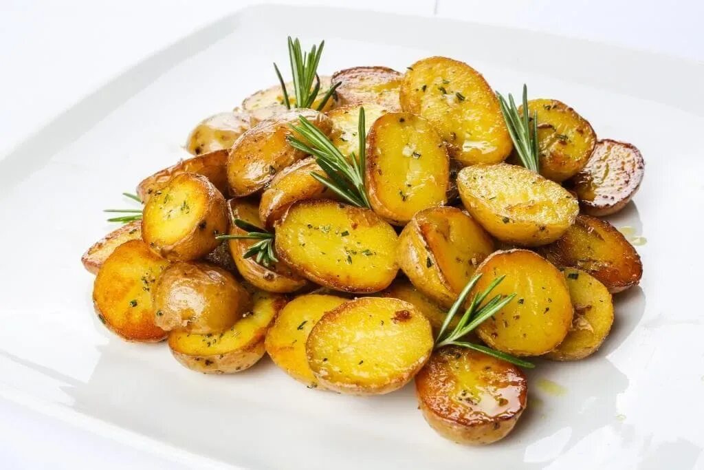 Картофель запеченный с чесноком. Запеченная картошка в маслом. Картофель запеченный с сыром и чесноком. Картофель молодой. Картошка в духовке запеченная с сыром.