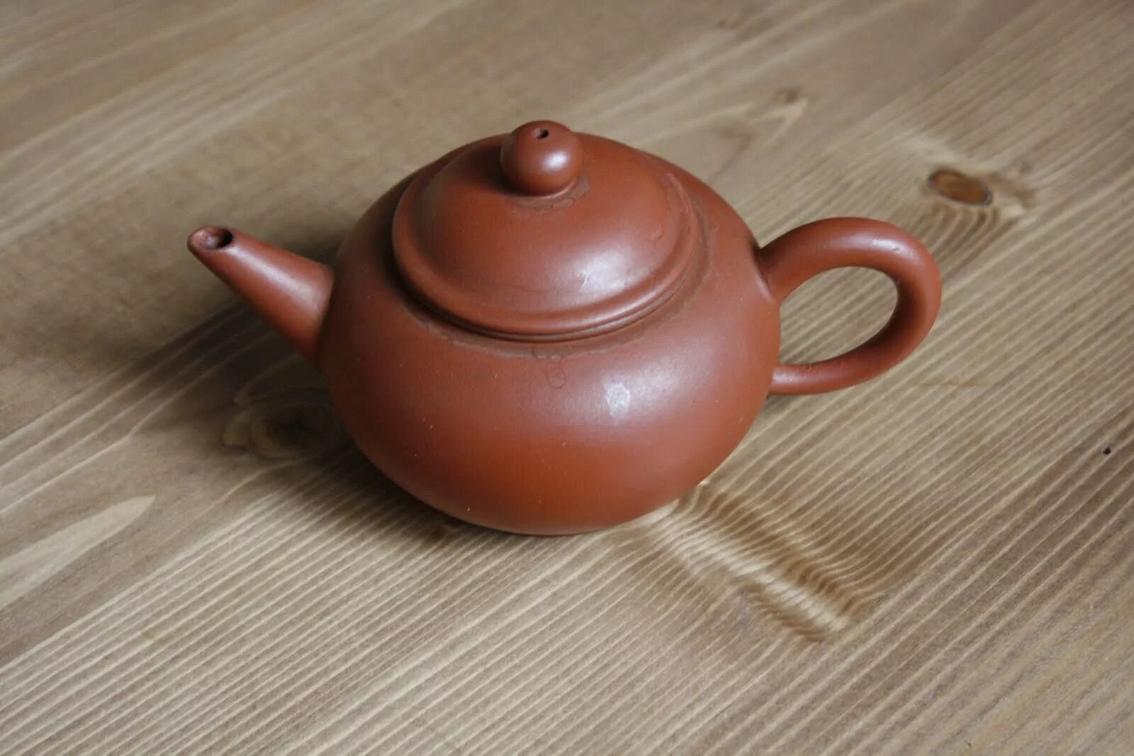 Под заварку. Чайник из исинской глины с подогревом. Чайник "китайский". Китайский чайник для заваривания чая из глины. Подставка для чайника из глины.