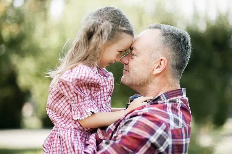 Grandpa daughter. Дедушка и внучка. Девочка с дедушкой. Дедушка целует внучку. Дедушка с внучкой фото.