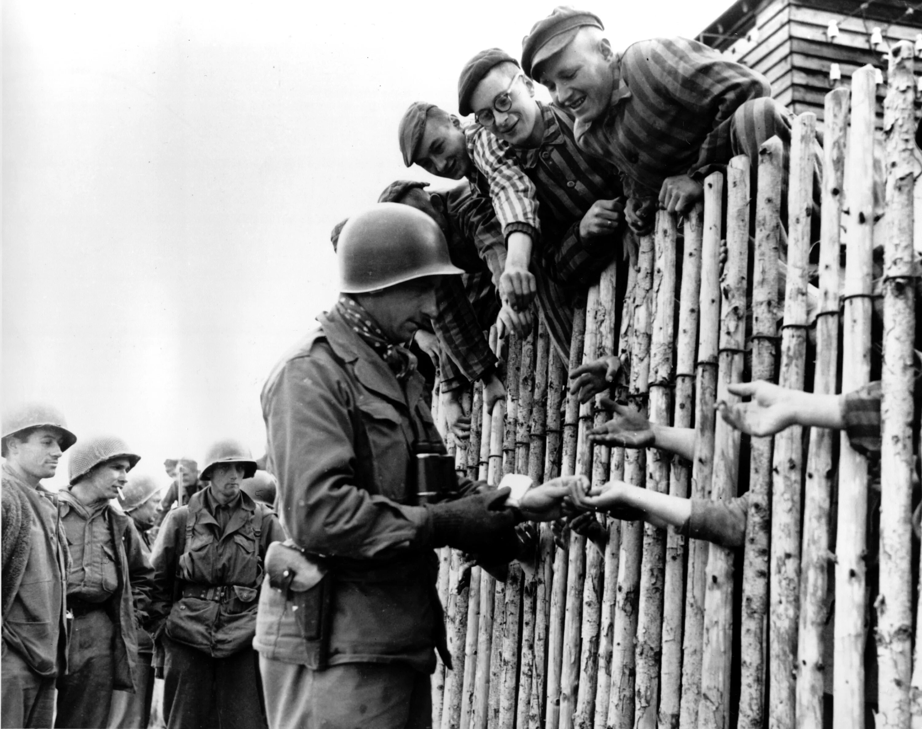 — 29 Апреля 1945 года — освобождение союзниками концлагеря Дахау.. Узники Дахау концлагерь Дахау. Освобождение лагеря Дахау. Освобождение фашистских лагерей