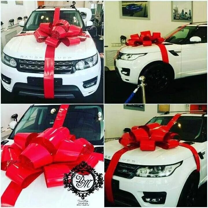 Подарить автомобиль родственнику. Range Rover Evoque с бантом. Эвок Рендж Ровер ,белый бантом. Рендж Ровер 2022 с бантом. Белый Рендж Ровер с бантом.