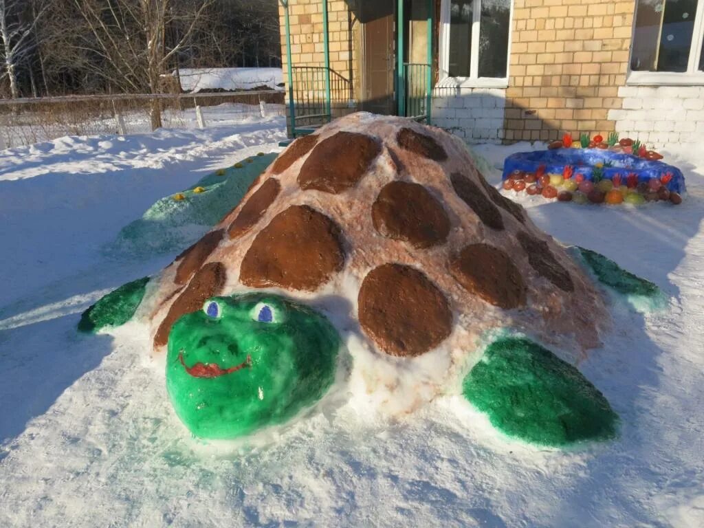 Что слепить из снега в детском саду. Фигуры из снега. поделки из снега. фигура из снега черепаха. фигурки из снега для детского сада.