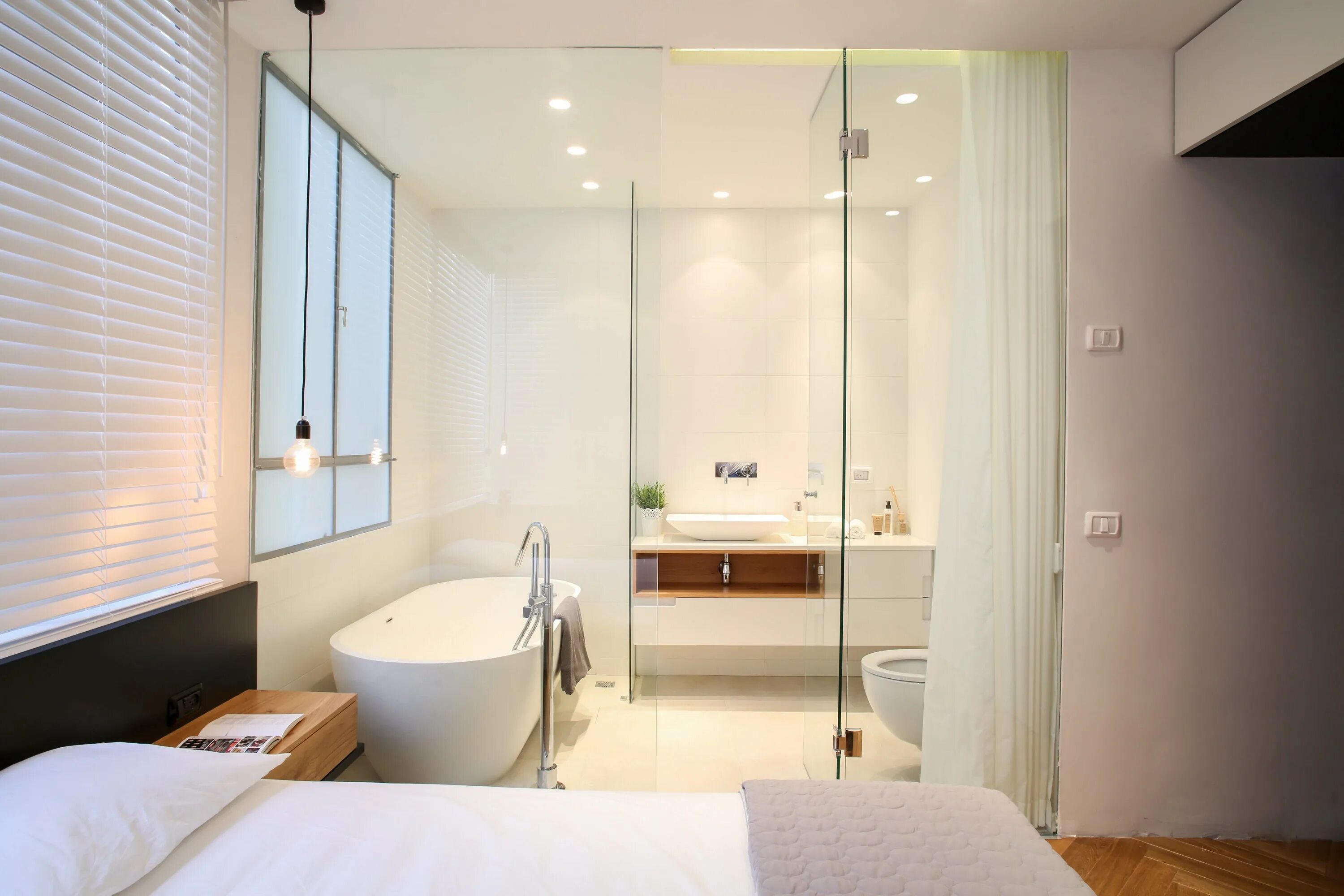 Ванная совмещенная со спальней. Ванная комната со стеклянной перегородкой. Ванная комната со стеклянными стенами. Ванная со стеклянной стеной. Ванная комната с перегородкой дизайн