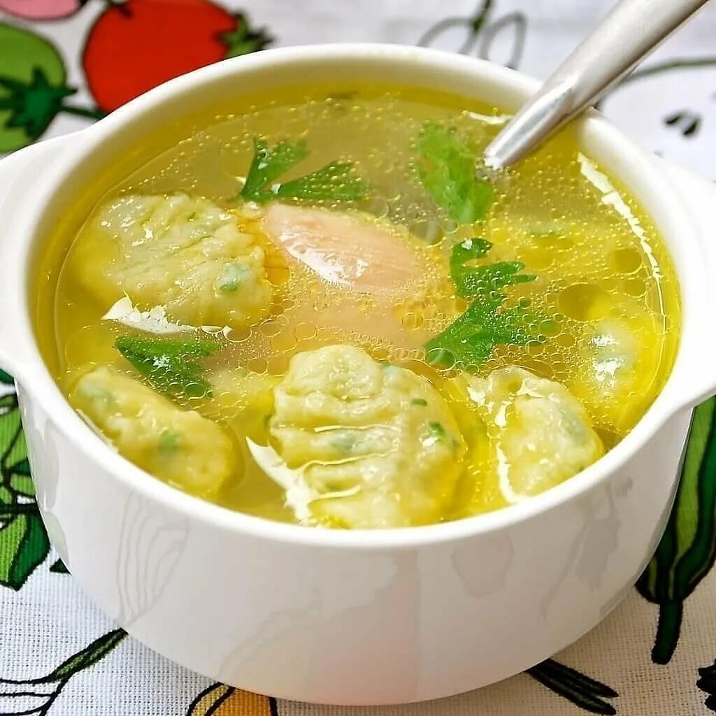 Куриное консоме с клецками. Суп с галушками на курином бульоне. Куриный суп с чесночными галушками. Бульон с галушками рецепт. Суп с галушками рецепт с фото пошагово с курицей.