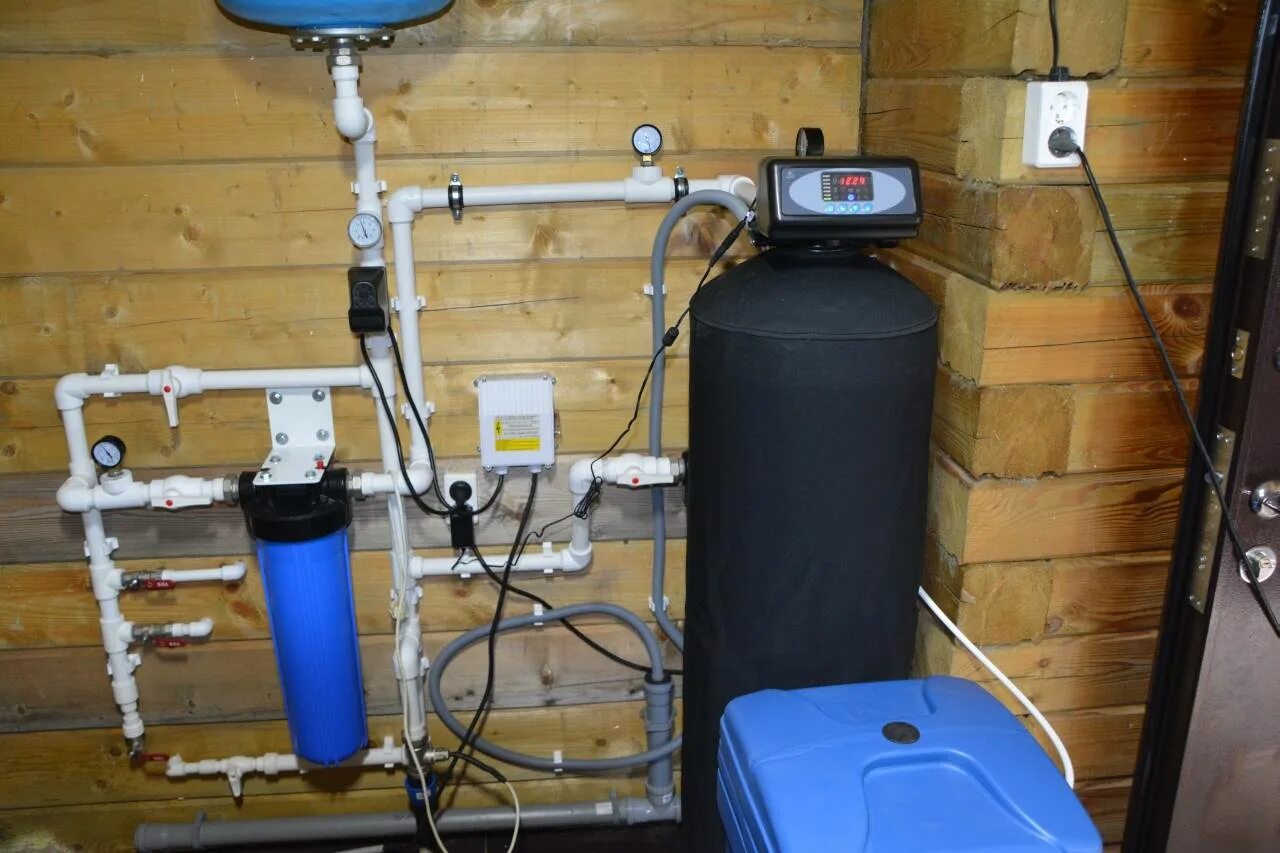 Подача воды в частном доме. Фильтры для очистки воды из скважины Джилекс. Система водоснабжения на даче. Автономное водоснабжение на даче. Водопровод в частном доме.