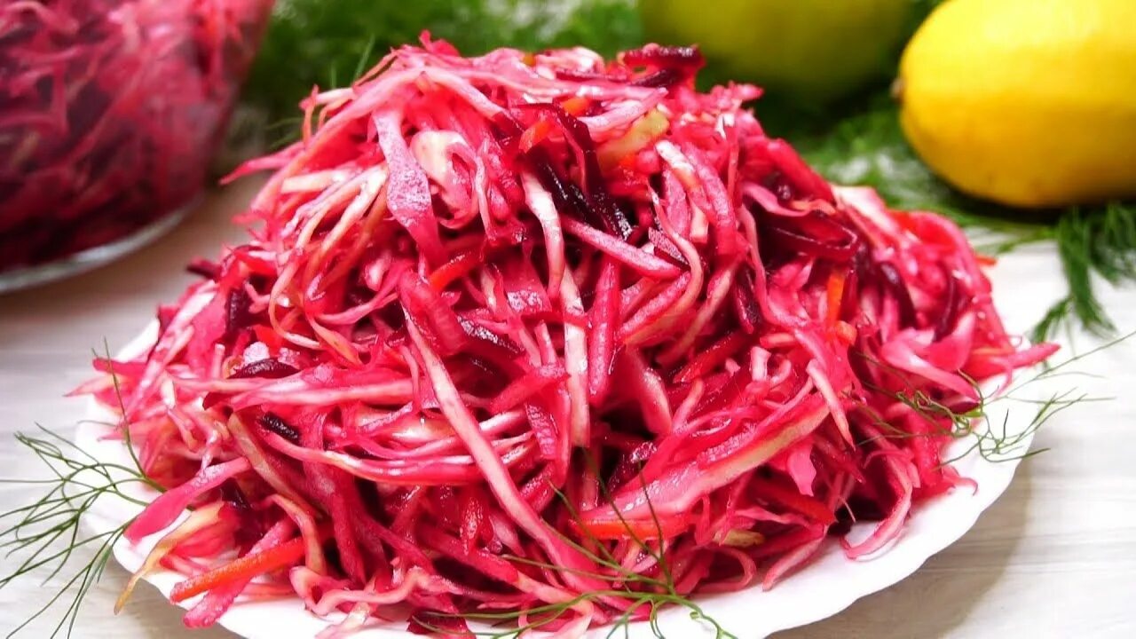Салат из красной моркови. Салат с капустой и свеклой. салат из свеклы и моркови.