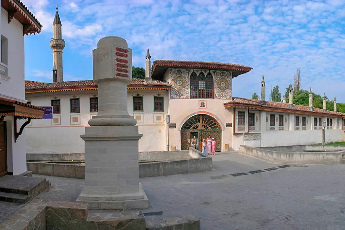 Бахчисарайский дворец в крыму. Бахчисарайский дворец в крыму. Телефоны в бахчисарае. Мужской монастырь в бахчисарае. Телефоны в бахчисарае.