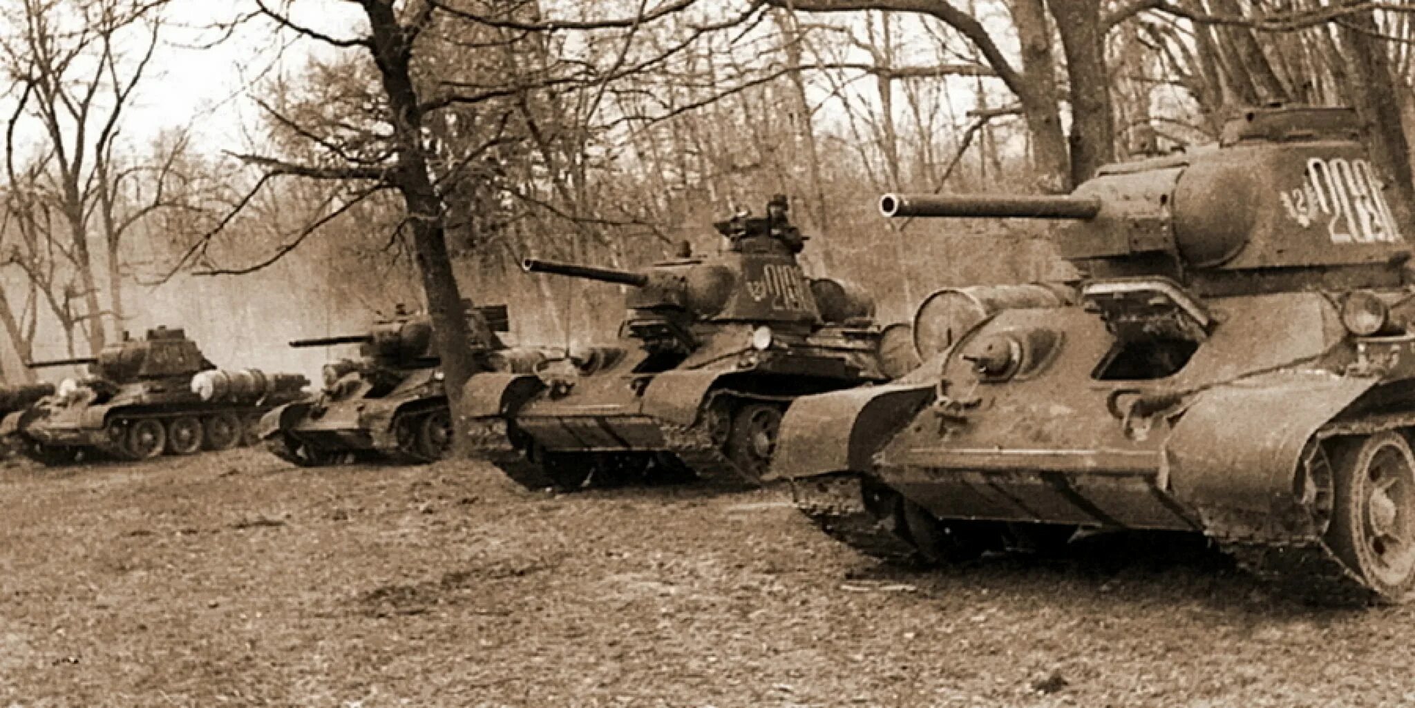 Какие танки были в начале войны. Танк т-34 в бою. Т-34 1941 года. Танк т-34 1942. Т 34 ВОВ.
