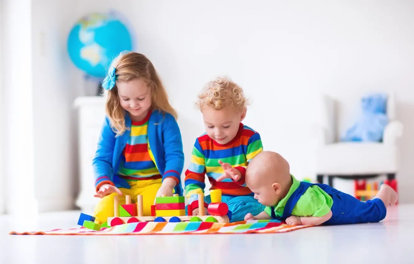 Child play kids. Child play kids. Маленький мальчик и девочка смеются. Дети играются. Дети разных возрастов.