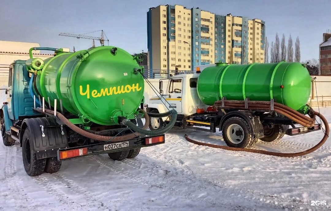 Сбор жидких отходов. Откачка ЖБО. Ассенизаторская машина с емкостью для воды. Очистка выгребных ям. Компания ассенизаторских услуг.