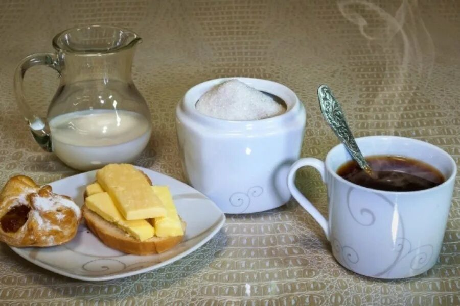 Хлеб сахар вода. Чай с бутербродом. Кофе и бутерброд с сыром. Бутерброд с маслом и чай. Чай с бутербродом с сыром.