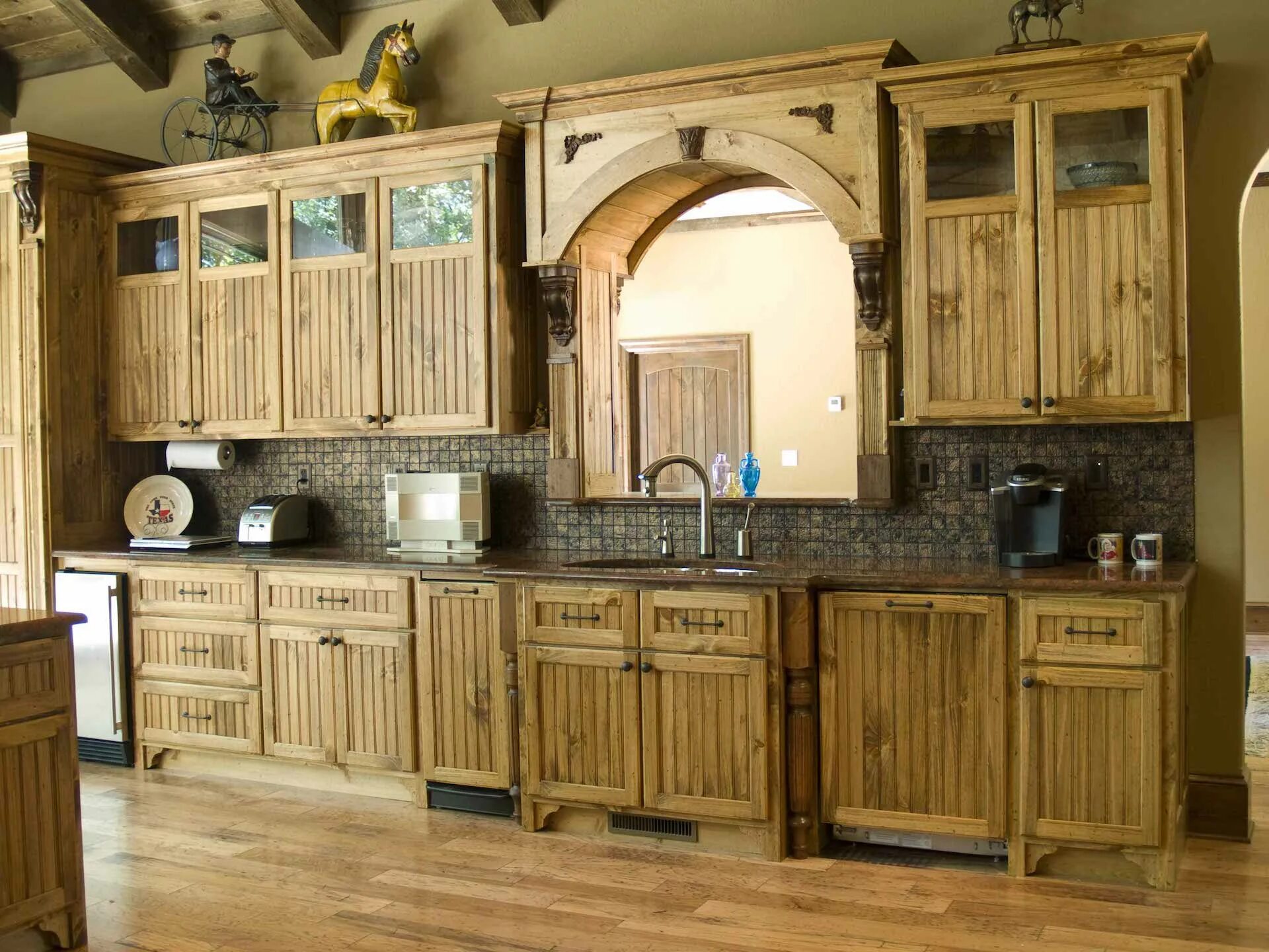 Фасад под старину. Деревянная кухня. Кухонные гарнитуры из дерева. Кухонные гарнитуры под старину. Деревянные кухни под старину.