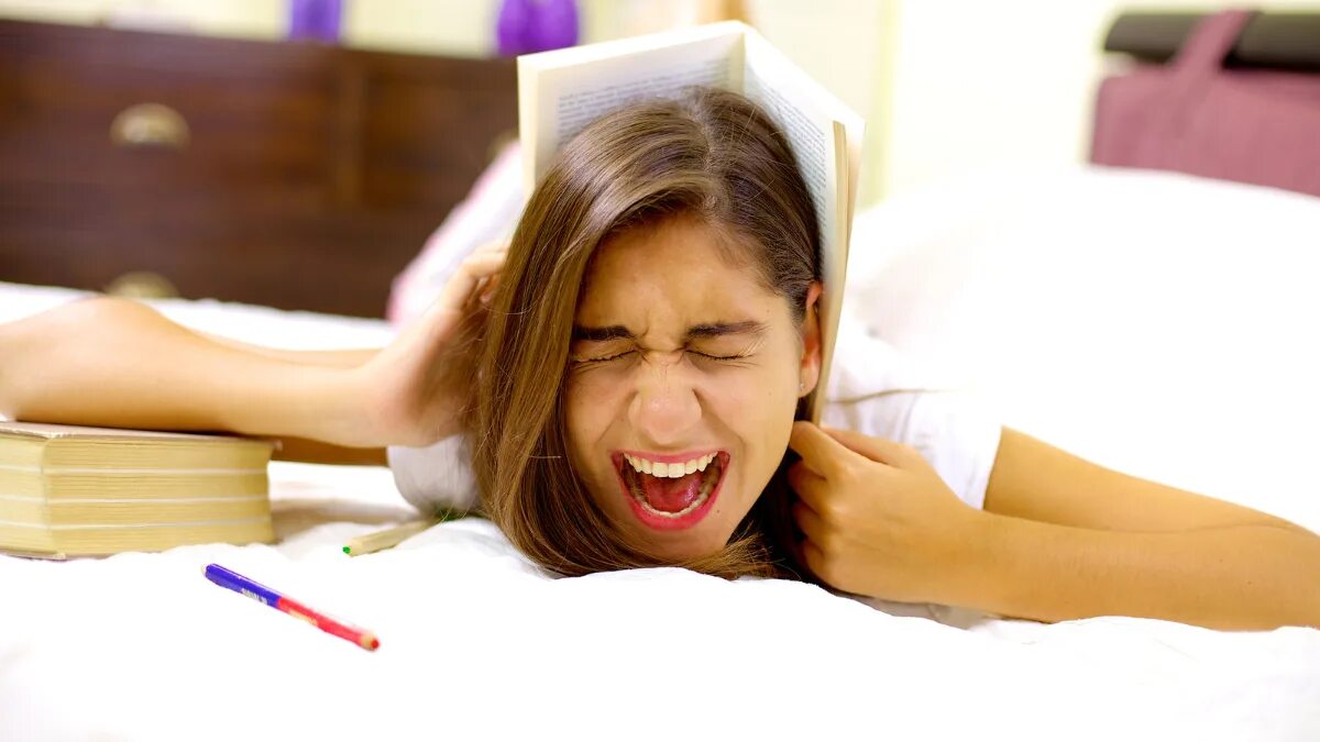 Девушка в кровати кричит. The girl was tired. Прилежная студентка спит. Грустная школьница. The girl was tired.