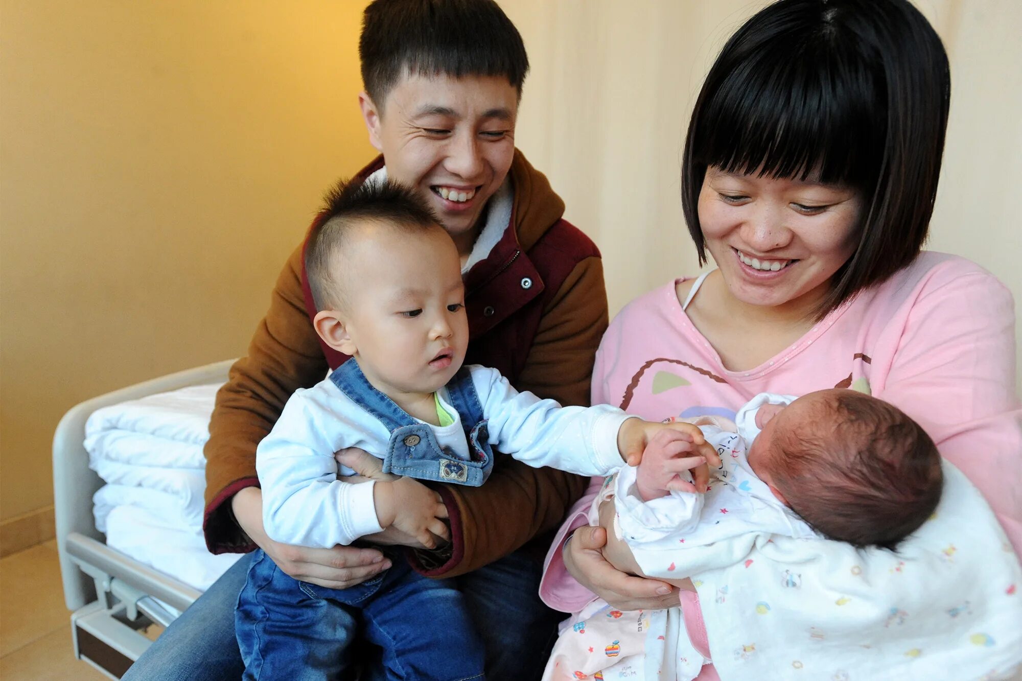Одна семья один ребенок почему. Семья в Китае. Китайская семья с 3 детьми. Богатые китайские семьи. Русско китайская семья.