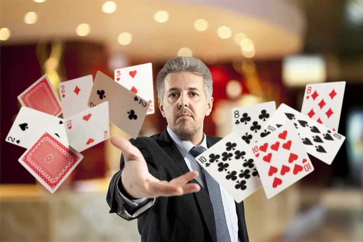 Карточная игра на деньги в россии. Карточный шулер. Карточный фокусник. Человек с картой. Карточный игрок.