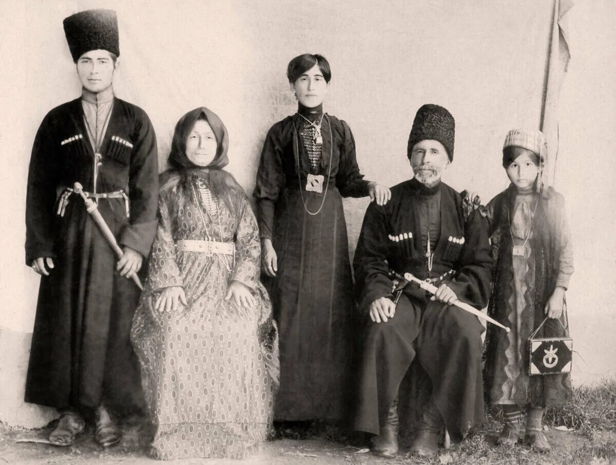 Века майкоп. Народы Кавказа 19 век Адыги. Кабардинцы 19 век. Адыгейцы аталычество. Адыги кабардинцы.