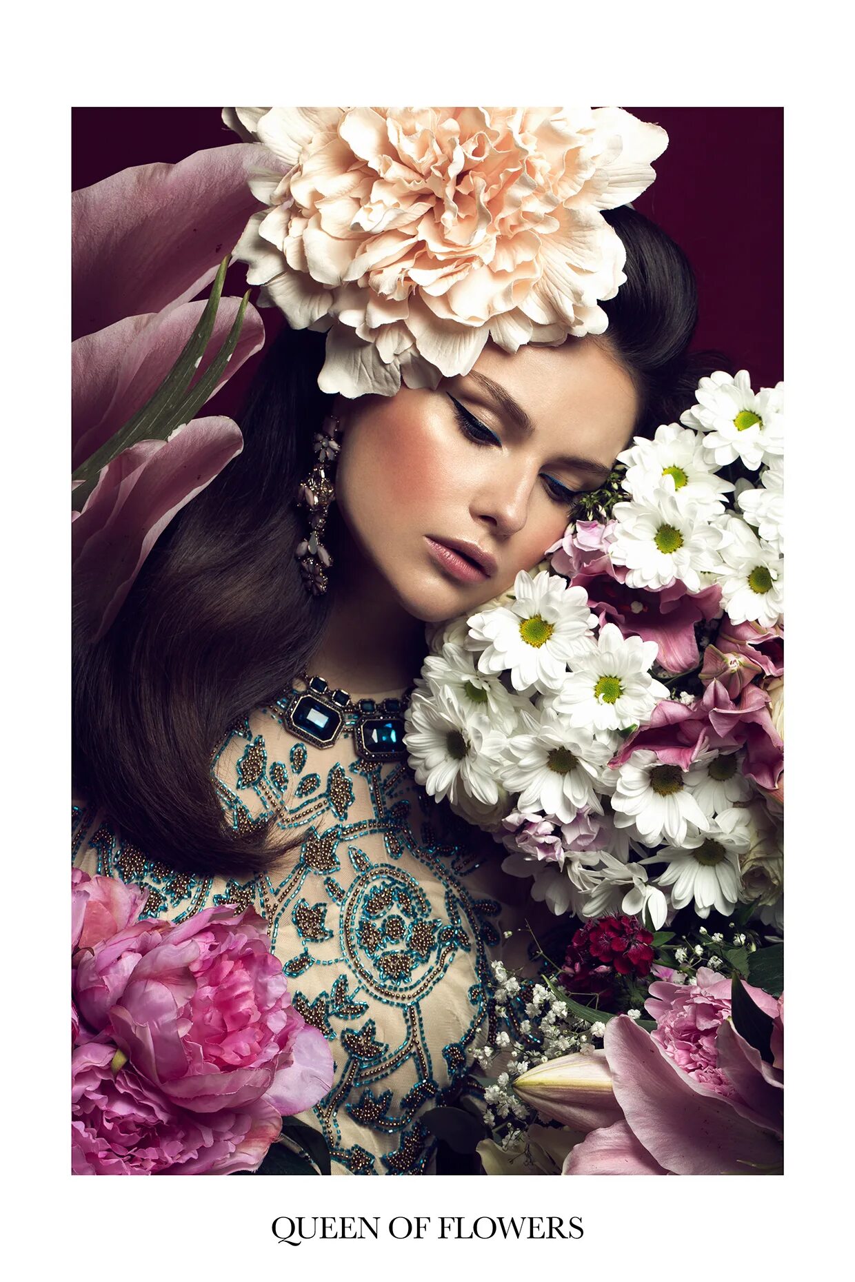 девушка с цветами. девушка с красными розами. девушка с цветами. женщина королева цветов. персефона богиня весны.