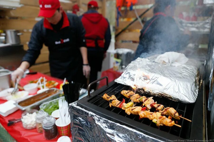Блюда из калининграда. Норвежский стрит фуд калининград. Kaliningrad street food. Уличная еда в австрии. Фиштиваль зеленоградск.
