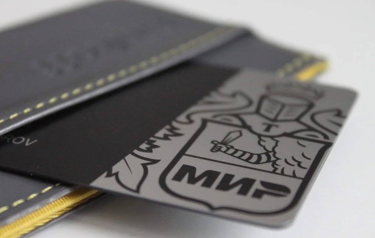 Карта тинькофф. Карта тинькофф мир фото. Дебетовая карта тинькофф. Карта тинькофф. Тинькофф выпустит мир.