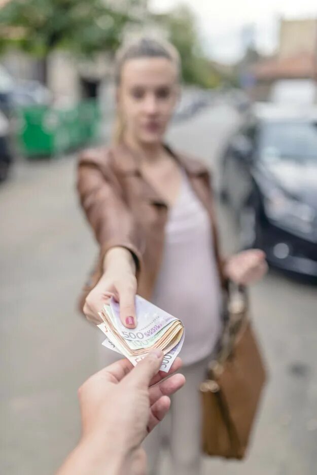 покупатель с деньгами. взятка ,жадность. парень на улице предлагает деньги. девушке дают деньги чехия. бизнесмен с деньгами.