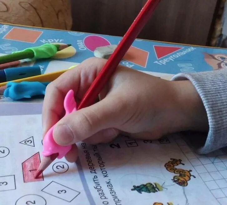 Правильно держать ручку с резинкой. Приспособления для правильного держания ручки. Научить правильно держать ручку. Как научить ребенка правильно держать ручку. Ручка для правильного письма для детей.