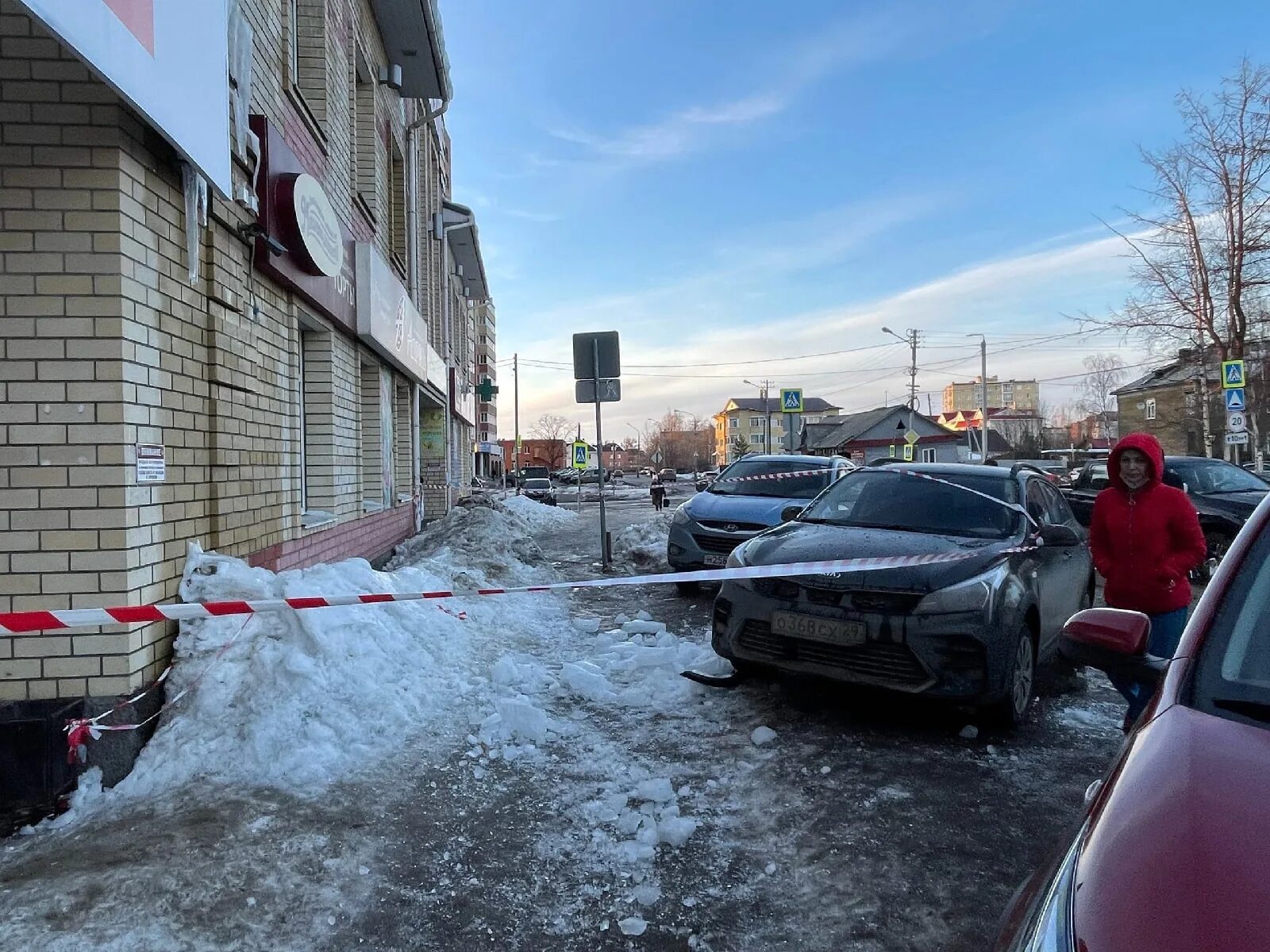 Архангельск сейчас. Снег на здании. Лед на крыше. Глыба льда автомобиль. На город вечер упадет ледяной