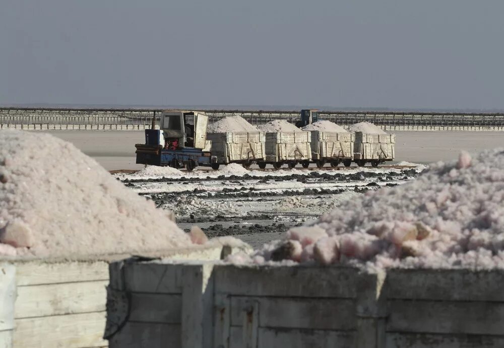 Сасык Сиваш добыча соли. Озеро Сасык Сиваш добыча соли. Добыча поваренной соли в Крыму. В Крыму добывалось около 40% поваренной соли.
