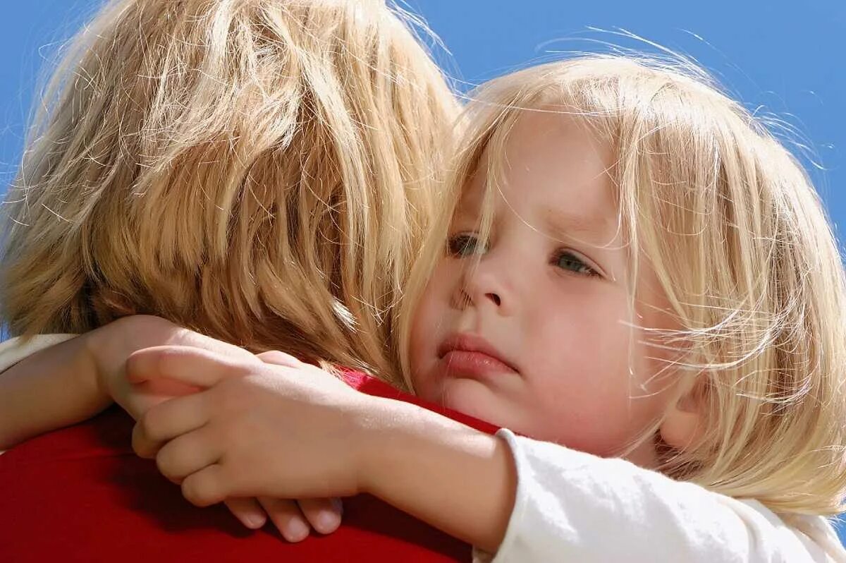 объятия родителей и детей. объятия детей. малыши обнимаются.