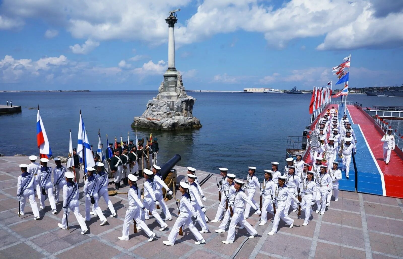 Военно морской флот годовщина. Парад военно морского флота в Севастополе. Черноморский флот ВМФ Севастополь. Парад кораблей Севастополь ВМФ. Парад ЧФ В Севастополе.