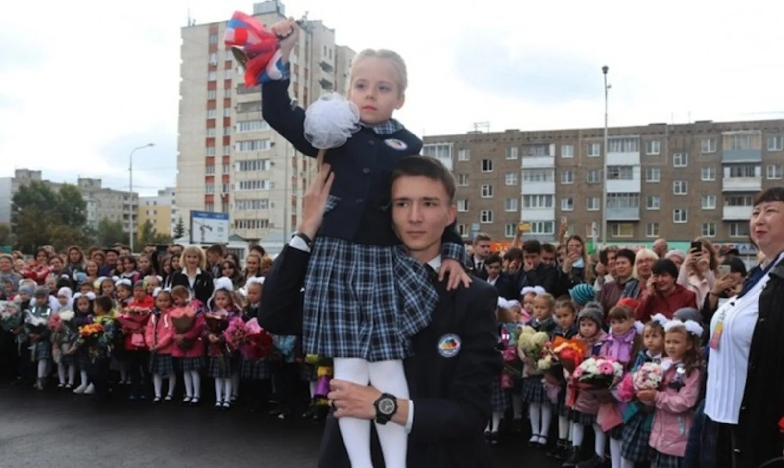 44 школа уфа. Полилингвальная школа Уфа. Гимназия 2 смарт Уфа. Школа 162 Уфа Дема.